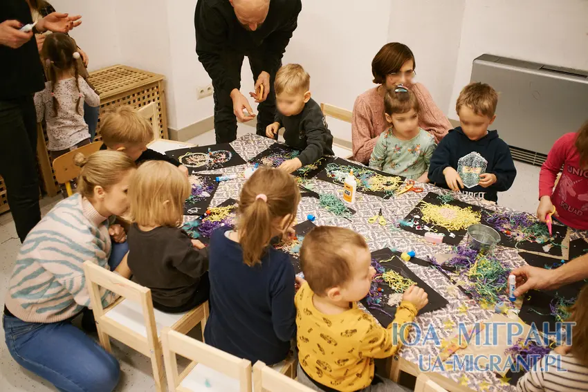 Майстерня творчості в Центрі культури Люблін. Діти вчаться робити візерунки с кольорового паперу