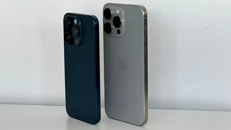 Айфон 15 Про у синьому кольорі (ліворуч) та Айфон 15 Про Макс у натуральному кольорі при природному світлі.