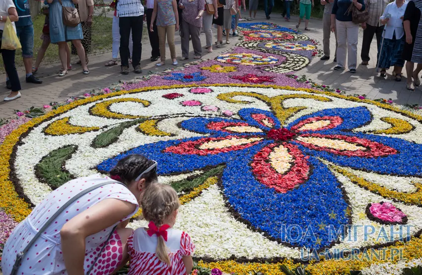 Викладання килимів з квітів у Польщі на Боже Тіло