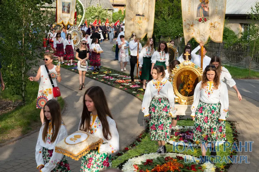 Хода католиків по килиму з квітів на Боже Тіло