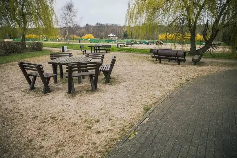 Місце для гриля в Гданську з лавочками і столом