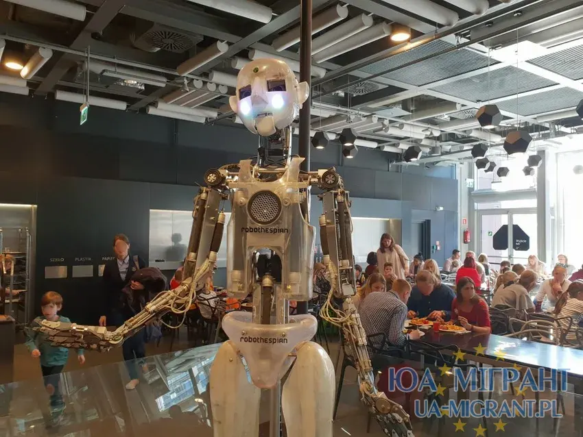 Центр науки «Коперник» у Варшаві - робот в столовій