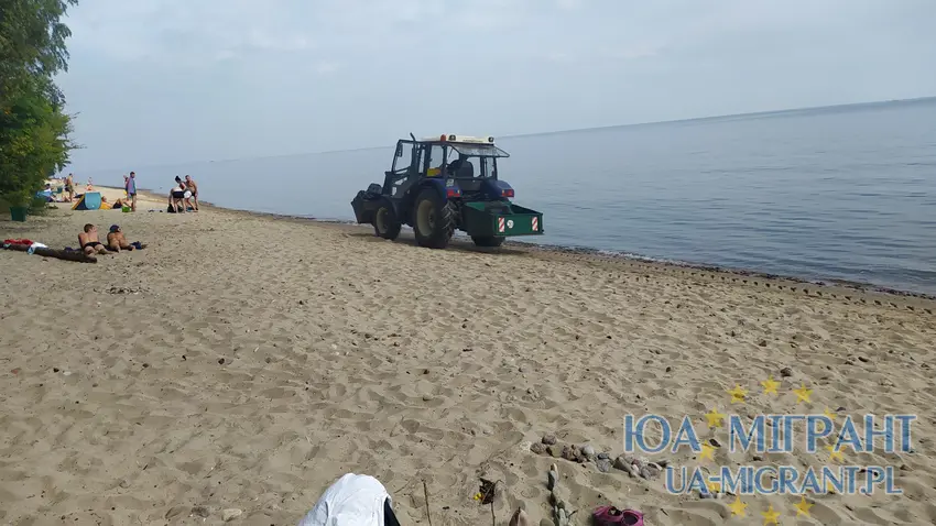 Фото: Трактор їде по пляжу і збирає сміття кожного дня.