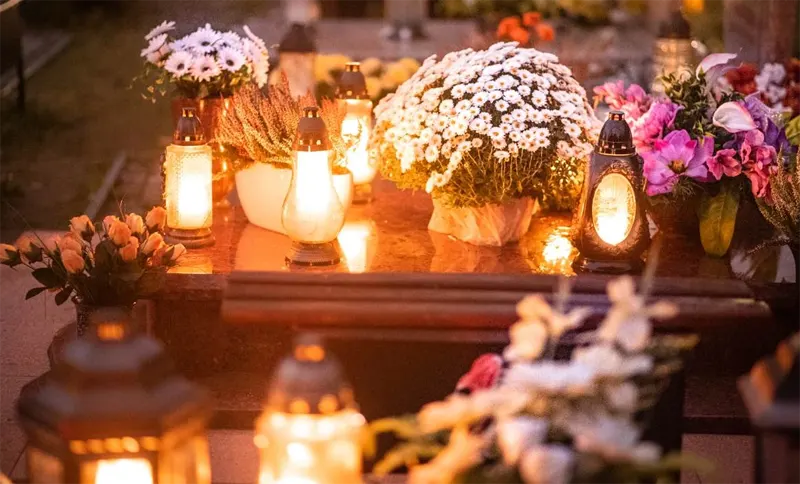 День Всіх Святих у Польщі гарне сяйво увечері на цвинтарі