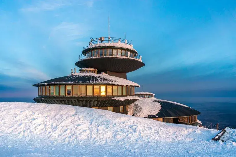 Високогірна метеорологічна станція - на вершині Снєжки зимою