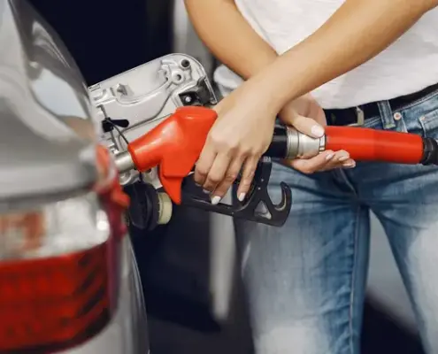 Скільки коштує бензин у Польщі та Україні