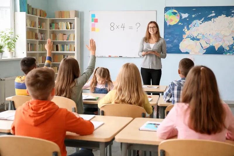 типова польска школа - діти в класі під час навчання