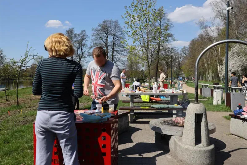 Місце для пікніка та відпочинку біля ставків у Лодзі